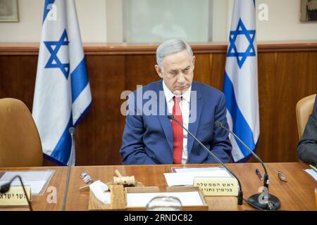 Der israelische Premierminister Benjamin Netanjahu nimmt am 15. Mai 2016 nach einem Treffen mit dem französischen Außenminister Jean-Marc Ayrault an der wöchentlichen Kabinettssitzung in Jerusalem Teil. Der israelische Premierminister Benjamin Netanjahu sagte am Sonntag gegenüber dem französischen Außenminister Jean-Marc Ayrault, dass sein Land nach wie vor gegen die Bemühungen von Paris sei, die Friedensgespräche zwischen Israel und den Palästinensern wiederzubeleben. ) MIDEAST-ISRAELISCHER PM-FRANZÖSISCHER FRIEDENSVORSCHLAG EmilxSalman/Pool/JINI PUBLICATIONxNOTxINxCHN der israelische Premierminister Benjamin Netanyahu nimmt an der wöchentlichen KABINETTSSITZUNG der Regierung in Jerusalem im Mai Teil Stockfoto