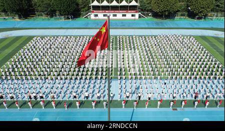 HUAI'AN, CHINA - 1. SEPTEMBER 2023 - Grundschullehrer und -Schüler nehmen an der nationalen Flaggenhetzungszeremonie für das neue Semester in Huai'an c Teil Stockfoto