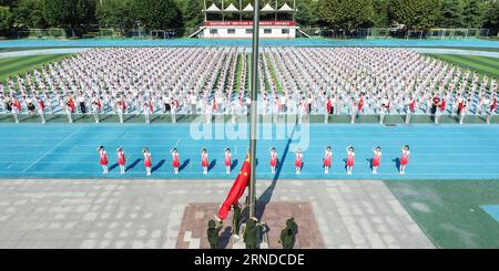 HUAI'AN, CHINA - 1. SEPTEMBER 2023 - Grundschullehrer und -Schüler nehmen an der nationalen Flaggenhetzungszeremonie für das neue Semester in Huai'an c Teil Stockfoto