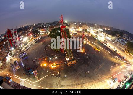 (160516) -- LALITPUR, 15. Mai 2016 -- Devotees ziehen den Wagen von Rato Macchindranath während des Rato Machhindranath Festivals in Lalitpur, Nepal, 15. Mai 2016. Nach der Hindu-Legende ist Rato Machhindranath als der Gott des Regens bekannt. Das monatelange Rato-Machhindranath-Festival beginnt mit dem Bau des Wagens in Pulchowk und endet mit dem Bhoto-Jatra-Festival in Jawalakhel von Patan. Es wird von Buddhisten und Hindus der Newar-Gemeinschaft gefeiert, indem sie den Wagen zu verschiedenen Orten in der Stadt Patan bringen, in der Hoffnung auf guten Regen und Wohlstand. ) (ZJY) NEPAL-LALITPUR-RATO MACHHINDR Stockfoto