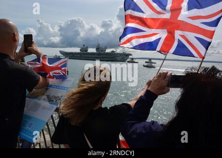 Familien und Wohltäter winken dem Flugzeugträger der Royal Navy, der HMS Prince of Wales, zu, als er die Portsmouth Naval Base für Übungen vor der Küste der USA verlässt, mehr als ein Jahr nach dem Zusammenbruch der Isle of Wight zu Beginn einer ähnlichen Reise. Bilddatum: Freitag, 1. September 2023. Stockfoto