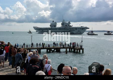 Familien und Wohltäter winken dem Flugzeugträger der Royal Navy, der HMS Prince of Wales, zu, als er die Portsmouth Naval Base für Übungen vor der Küste der USA verlässt, mehr als ein Jahr nach dem Zusammenbruch der Isle of Wight zu Beginn einer ähnlichen Reise. Bilddatum: Freitag, 1. September 2023. Stockfoto