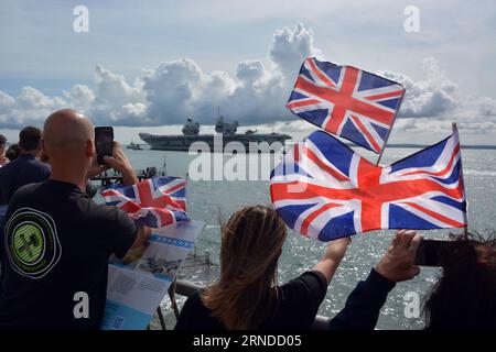 Familien und Wohltäter winken dem Flugzeugträger der Royal Navy, der HMS Prince of Wales, zu, als er die Portsmouth Naval Base für Übungen vor der Küste der USA verlässt, mehr als ein Jahr nach dem Zusammenbruch der Isle of Wight zu Beginn einer ähnlichen Reise. Bilddatum: Freitag, 1. September 2023. Stockfoto