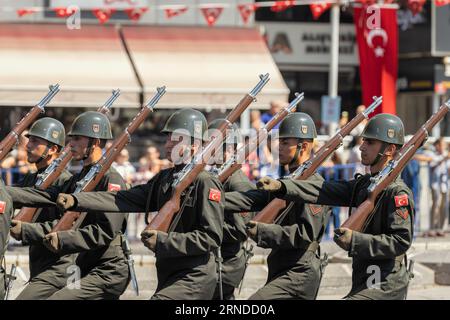 Ankara-Türkei: 30. August 2023: Gruppe türkischer Soldaten mit Gewehren marschiert im August 30, Siegeszug in Ankara. Stockfoto
