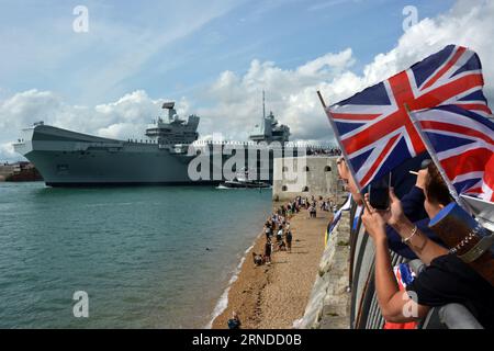 Familien und Wohltäter winken dem Flugzeugträger der Royal Navy, der HMS Prince of Wales, zu, als er die Portsmouth Naval Base für Übungen vor der Küste der USA verlässt, mehr als ein Jahr nach dem Zusammenbruch der Isle of Wight zu Beginn einer ähnlichen Reise. Bilddatum: Freitag, 1. September 2023. Stockfoto