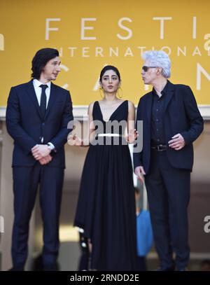 (160516) -- CANNES, 16. Mai 2016 -- Regisseur Jim Jarmusch (R), Schauspieler Adam Driver (L) und Golshifteh Farahani posieren auf rotem Teppich, als sie zur Vorführung des Films Paterson in Competition beim 69. Filmfestival in Cannes, Frankreich, am 16. Mai 2016 ankommen. ) FRANKREICH-CANNES-FILM FESTIVAL-PATERSON-ROTER TEPPICH JinxYu PUBLICATIONxNOTxINxCHN 160516 Cannes 16. Mai 2016 Regisseur Jim Jarmusch r Cast-Mitglieder Adam Driver l und Golshifteh Farahani posieren AUF rotem Teppich, während sie zur Filmvorführung des Filmpaterson-Wettbewerbs beim 69. Cannes Film Festival in Cannes AM 16. Mai ankommen Stockfoto