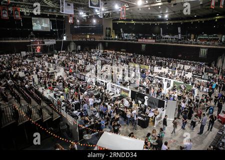 Das Foto vom 15. Mai 2016 zeigt den allgemeinen Blick auf die Tattoo Convention Hall in Athen, Griechenland. Mehr als 20.000 Tintenbegeisterte versammelten sich auf der 10. Internationalen Athener Tattoo Convention, die hier am Wochenende stattfand, um Tätowierer zu bewundern, die ihre Talente zeigen und Körper in Kunstwerke verwandeln. ) GRIECHENLAND-ATHEN-TÄTOWIERUNGS-KONVENTION LefterisxPartsalis PUBLICATIONxNOTxINxCHN Foto aufgenommen AM 15. Mai 2016 Allgemeine Ansicht der Tattoo Convention Hall in Athen Griechenland mehr als 20 000 Tintenbegeisterte versammelten sich AUF der 10. Internationalen Athens Tattoo Convention Hero hier während des We Stockfoto