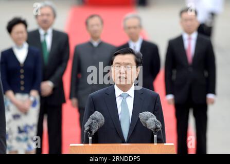 (160517) -- HONGKONG, 17. Mai 2016 -- Zhang Dejiang (Front), Vorsitzender des Ständigen Ausschusses des Nationalen Volkskongresses Chinas, spricht über seine Ankunft am Flughafen in der Sonderverwaltungsregion Hongkong (SAR), Südchina, 17. Mai 2016. ) (Zkr) CHINA-HONG KONG-ZHANG DEJIANG-ARRIVAL(CN) QinxQing PUBLICATIONxNOTxINxCHN 160517 Hong KONG 17. Mai 2016 Zhang Dejiang Front Vorsitzender des Thing Committee of China S National Prominrities S Congress spricht ÜBER seine Ankunft am Flughafen in der Sonderverwaltungsregion Hongkong SAR Südchina 17. Mai 2016 CCR China Hong Kong Zh Stockfoto