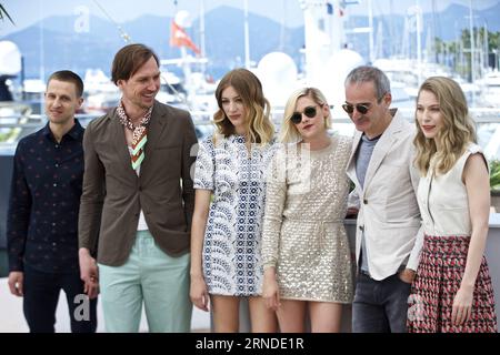 (160517) -- CANNES, 17. Mai 2016 -- Regisseur Olivier Assayas (2nd R) und die Schauspieler anders Danielsen Lie, Lars Eidinger, Sigrid Bouaziz, Kristen Stewart und Nora von Waldstätten posieren während eines Fotocalls für den Film Personal Shopper im Wettbewerb beim 69. Filmfestival in Cannes, Frankreich, 17. Mai 2016. ) FRANCE-CANNES-FILM FESTIVAL-PERSONAL SHOPPER-PHOTO CALL JinxYu PUBLICATIONxNOTxINxCHN 160517 Cannes 17 Mai 2016 Regisseur Olivier Assayas 2nd r und Cast-Mitglieder anders Danielsen Lars Eidinger Sigrid Bouaziz Kristen Stewart und Nora von Forest Sites posieren während eines Fotogesprächs für Stockfoto