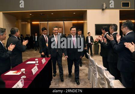 (160517) -- HONGKONG, 17. Mai 2016 -- Zhang Dejiang, Vorsitzender des Ständigen Ausschusses des Nationalen Volkskongresses Chinas, besucht am 17. Mai 2016 das Regierungsgebäude der Sonderverwaltungsregion Hongkong in Hongkong, Südchina. Zhang wurde von der SAR-Chefin und Regierungsbeamten über ihre Arbeit informiert. )(mcg) CHINA-HONG KONG-ZHANG DEJIANG-INSPEKTIONSTOUR (CN) LiuxWeibing PUBLICATIONxNOTxINxCHN 160517 Hong KONG 17. Mai 2016 Zhang Dejiang Vorsitzender des Thing Committee of China S National Celebrities S Congress besucht das Hauptquartier der Regierung Stockfoto
