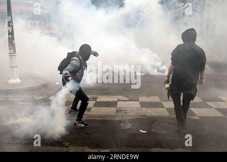 (160517) -- PARIS, 17. Mai 2016 -- Menschen nehmen am 17. Mai 2016 in Paris an einem Protest gegen das neue Arbeitsgesetz Teil. Bei dem jüngsten Protest gegen die Pläne der französischen Regierung, die Arbeitsgesetze des Landes zu reformieren, gingen am Dienstag Tausende von Arbeitern und Studenten in französische Städte, um den Rückzug des Gesetzes zu fordern. ) FRANKREICH-PARIS-NEW LABOR LAW-PROTEST TheoxDuval PUBLICATIONxNOTxINxCHN 160517 Paris 17. Mai 2016 Prominente nehmen AM 17. Mai 2016 in Paris Frankreich an einem Protest gegen das New Laboratory Law Teil Stockfoto