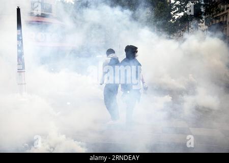 (160517) -- PARIS, 17. Mai 2016 -- Menschen nehmen am 17. Mai 2016 in Paris an einem Protest gegen das neue Arbeitsgesetz Teil. Bei dem jüngsten Protest gegen die Pläne der französischen Regierung, die Arbeitsgesetze des Landes zu reformieren, gingen am Dienstag Tausende von Arbeitern und Studenten in französische Städte, um den Rückzug des Gesetzes zu fordern. ) FRANKREICH-PARIS-NEW LABOR LAW-PROTEST TheoxDuval PUBLICATIONxNOTxINxCHN 160517 Paris 17. Mai 2016 Prominente nehmen AM 17. Mai 2016 in Paris Frankreich an einem Protest gegen das New Laboratory Law Teil Stockfoto