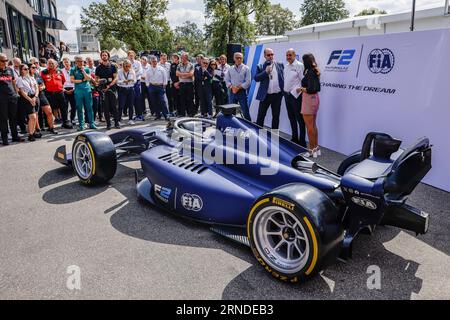 Monza, Italien. August 2023 31. Stefano Domenicali (ITA, President & CEO der Formel-1-Gruppe), Robert Reid (GBR, FIA Deputy President for Sport), Bruno Michel (CEO der Formel 2), Laura Winter (TV-Moderatorin) während der 2024 Vorstellung des Formel-2-Rennwagens der nächsten Generation, F1 Grand Prix of Italy auf der Autodromo Nazionale Monza am 31. August, 2023 in Monza, Italien. (Foto von HIGH TWO) Credit: dpa/Alamy Live News Stockfoto