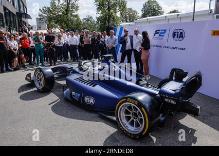 Monza, Italien. August 2023 31. Stefano Domenicali (ITA, President & CEO der Formel-1-Gruppe), Robert Reid (GBR, FIA Deputy President for Sport), Bruno Michel (CEO der Formel 2), Laura Winter (TV-Moderatorin) während der 2024 Vorstellung des Formel-2-Rennwagens der nächsten Generation, F1 Grand Prix of Italy auf der Autodromo Nazionale Monza am 31. August, 2023 in Monza, Italien. (Foto von HIGH TWO) Credit: dpa/Alamy Live News Stockfoto