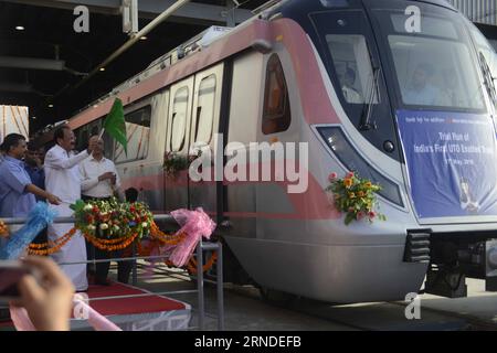 Das Foto vom 17. Mai 2016 zeigt Indiens ersten unbeaufsichtigten Zugbetrieb (UTO), der den Zug von Delhi Metro vor seiner Probefahrt vom Mukundpur Depot zur Majlis Park Station in Neu-Delhi, Indien, ermöglichte. ) (cyc) INDIA-NEW DELHI-UTO ZUG-TRIAL RUN Stringer PUBLICATIONxNOTxINxCHN Foto aufgenommen AM 17. Mai 2016 zeigt India S First Unattended Train Operation Uto Enabled Train of Delhi Metro vor seinem Trial Run vom Mukundpur Depot zur Majlis Park Station in Neu-Delhi Indien Cyc India New Delhi Uto Zug Trial Run Stringer PUBLICATIONxNOTxINxCHN Stockfoto