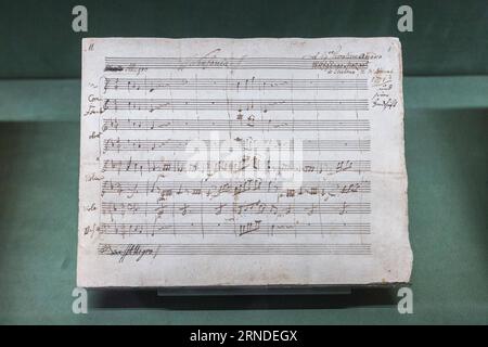 (160518) -- NEW YORK, 17. Mai 2016 -- Foto vom 17. Mai 2016 zeigt das Manuskript von Wolfgang Amadeus Mozart in der Morgan Library and Museum in New York, USA. Die Morgan Library & Museum, früher Pierpont Morgan Library, ist eine Museum- und Forschungsbibliothek in der Madison Avenue 225, East 36th Street, im Stadtteil Murray Hill in Manhattan, New York City. Es wurde 1906 gegründet, um die Privatbibliothek von J. P. Morgan zu beherbergen, die Manuskripte und gedruckte Bücher, einige davon in seltenen Einbindungen, sowie seine Sammlung von Drucken und Zeichnungen enthielt. Die Librar Stockfoto