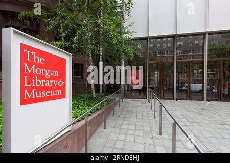 (160518) -- NEW YORK, 17. Mai 2016 -- Foto vom 17. Mai 2016 zeigt den Eingang der Morgan Library and Museum in New York, USA. Die Morgan Library & Museum, früher Pierpont Morgan Library, ist eine Museum- und Forschungsbibliothek in der Madison Avenue 225, East 36th Street, im Stadtteil Murray Hill in Manhattan, New York City. Es wurde 1906 gegründet, um die Privatbibliothek von J. P. Morgan zu beherbergen, die Manuskripte und gedruckte Bücher, einige davon in seltenen Einbindungen, sowie seine Sammlung von Drucken und Zeichnungen enthielt. Die Bibliothek wurde von Charles McKim o entworfen Stockfoto