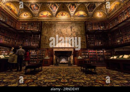 (160518) -- NEW YORK, 17. Mai 2016 -- Foto aufgenommen am 17. Mai 2016 zeigt die Originalbibliothek der Morgan Library and Museum in New York, USA. Die Morgan Library & Museum, früher Pierpont Morgan Library, ist eine Museum- und Forschungsbibliothek in der Madison Avenue 225, East 36th Street, im Stadtteil Murray Hill in Manhattan, New York City. Es wurde 1906 gegründet, um die Privatbibliothek von J. P. Morgan zu beherbergen, die Manuskripte und gedruckte Bücher, einige davon in seltenen Einbindungen, sowie seine Sammlung von Drucken und Zeichnungen enthielt. Die Bibliothek wurde von Charles entworfen Stockfoto