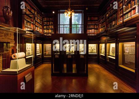 (160518) -- NEW YORK, 17. Mai 2016 -- Foto aufgenommen am 17. Mai 2016 zeigt das Büro des Bibliothekars der Morgan Library and Museum in New York, USA. Die Morgan Library & Museum, früher Pierpont Morgan Library, ist eine Museum- und Forschungsbibliothek in der Madison Avenue 225, East 36th Street, im Stadtteil Murray Hill in Manhattan, New York City. Es wurde 1906 gegründet, um die Privatbibliothek von J. P. Morgan zu beherbergen, die Manuskripte und gedruckte Bücher, einige davon in seltenen Einbindungen, sowie seine Sammlung von Drucken und Zeichnungen enthielt. Die Bibliothek wurde von Charl entworfen Stockfoto