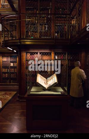 (160518) -- NEW YORK, 17. Mai 2016 -- Ein Mann betrachtet Bücher in der Morgan Library and Museum in New York, USA, am 17. Mai 2016. Die Morgan Library & Museum, früher Pierpont Morgan Library, ist eine Museum- und Forschungsbibliothek in der Madison Avenue 225, East 36th Street, im Stadtteil Murray Hill in Manhattan, New York City. Es wurde 1906 gegründet, um die Privatbibliothek von J. P. Morgan zu beherbergen, die Manuskripte und gedruckte Bücher, einige davon in seltenen Einbindungen, sowie seine Sammlung von Drucken und Zeichnungen enthielt. Die Bibliothek wurde von Charles McKim von der The entworfen Stockfoto