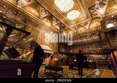 (160518) -- NEW YORK, 17. Mai 2016 -- Besucher werden in der ursprünglichen Bibliothek der Morgan Library and Museum in New York, USA, am 17. Mai 2016 gesehen. Die Morgan Library & Museum, früher Pierpont Morgan Library, ist eine Museum- und Forschungsbibliothek in der Madison Avenue 225, East 36th Street, im Stadtteil Murray Hill in Manhattan, New York City. Es wurde 1906 gegründet, um die Privatbibliothek von J. P. Morgan zu beherbergen, die Manuskripte und gedruckte Bücher, einige davon in seltenen Einbindungen, sowie seine Sammlung von Drucken und Zeichnungen enthielt. Die Bibliothek wurde von entworfen Stockfoto