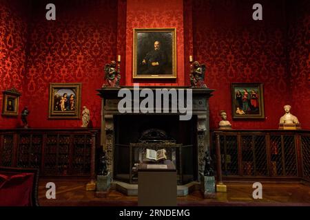 (160518) -- NEW YORK, 17. Mai 2016 -- Foto aufgenommen am 17. Mai 2016 zeigt The Pierpont Morgan's Study of the Morgan Library and Museum in New York, USA. Die Morgan Library & Museum, früher Pierpont Morgan Library, ist eine Museum- und Forschungsbibliothek in der Madison Avenue 225, East 36th Street, im Stadtteil Murray Hill in Manhattan, New York City. Es wurde 1906 gegründet, um die Privatbibliothek von J. P. Morgan zu beherbergen, die Manuskripte und gedruckte Bücher, einige davon in seltenen Einbindungen, sowie seine Sammlung von Drucken und Zeichnungen enthielt. Die Bibliothek wurde von entworfen Stockfoto