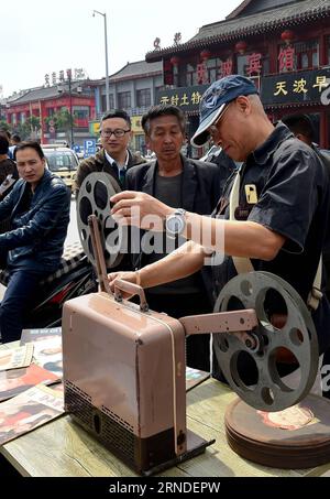 (160518) -- KAIFENG, 18. Mai 2016 -- Ein Mitarbeiter des Lansheng Movie Art Museum zeigt einen altmodischen Filmprojektor während einer Veranstaltung anlässlich des Internationalen Museumstages in Kaifeng, Provinz Henan in Zentralchina, 18. Mai 2016. ) (wx) CHINA-KAIFENG-INTERNATIONAL MUSEUM DAY(CN) LixAn PUBLICATIONxNOTxINxCHN 160518 Kaifeng 18. Mai 2016 ein Mitarbeiter des Lansheng Movie Art Museum zeigt dem altmodischen Filmprojektor während der Veranstaltung zum Internationalen Museumstag in Kaifeng, Zentralchina, Provinz S Henan, 18. Mai 2016, wx, China Kaifeng International Museum Tag CN LixAn PUBLICATIONx Stockfoto