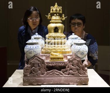 (160518) -- NANJING, 18. Mai 2016 -- Besucher schauen sich ein vergoldetes Stupa-Modell an, das in der Ming-Dynastie (1368-1644) im Nanjing Museum in Nanjing, der Hauptstadt der ostchinesischen Provinz Jiangsu, hergestellt wurde, 18. Mai 2016, dem Internationalen Museumstag. Das Thema des Internationalen Museumstages 2016 sind Museen und Kulturlandschaften . ) (wx) CHINA-NANJING-INTERNATIONAL MUSEUM DAY (CN) SuxYang PUBLICATIONxNOTxINxCHN 160518 Nanjing 18. Mai 2016 Besucher Schauen SIE SICH ein vergoldetes Stupa-Modell aus der Ming-Dynastie 1368 1644 IM Nanjing Museum in Nanjing Hauptstadt von Ostchina, Provinz Jiangsu, 18. Mai 2016 The International AN Stockfoto