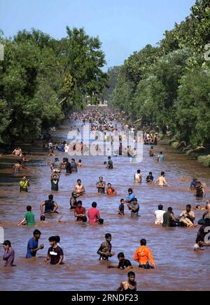 (160518) -- LAHORE (PAKISTAN), 18. Mai 2016 -- Menschen kühlen sich während der Hitzewelle im östlichen pakistanischen Lahore am 18. Mai 2016 in einem Kanal ab. Die Temperatur erreichte am Mittwoch 44 Grad Celsius in Lahore. ) PAKISTAN-LAHORE-HITZEWELLE Sajjad PUBLICATIONxNOTxINxCHN 160518 Lahore Pakistan 18. Mai 2016 Prominente kühlen sich in einem Kanal ab während der Hitzewelle in Ostpakistan S Lahore AM 18. Mai 2016 erreichte die Temperatur in Lahore AM Mittwoch 44 Grad Celsius Pakistan Lahore Hitzewelle Sajjad PUBLICATIONxNOTxINxCHN Stockfoto