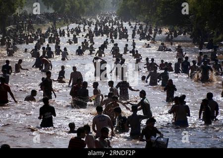 (160518) -- LAHORE (PAKISTAN), 18. Mai 2016 -- Menschen kühlen sich während der Hitzewelle im östlichen pakistanischen Lahore am 18. Mai 2016 in einem Kanal ab. Die Temperatur erreichte am Mittwoch 44 Grad Celsius in Lahore. ) PAKISTAN-LAHORE-HITZEWELLE Sajjad PUBLICATIONxNOTxINxCHN 160518 Lahore Pakistan 18. Mai 2016 Prominente kühlen sich in einem Kanal ab während der Hitzewelle in Ostpakistan S Lahore AM 18. Mai 2016 erreichte die Temperatur in Lahore AM Mittwoch 44 Grad Celsius Pakistan Lahore Hitzewelle Sajjad PUBLICATIONxNOTxINxCHN Stockfoto