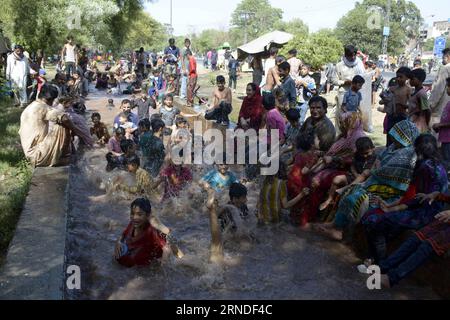 (160518) -- LAHORE (PAKISTAN), 18. Mai 2016 -- Menschen kühlen sich während der Hitzewelle im östlichen pakistanischen Lahore am 18. Mai 2016 in einem Kanal ab. Die Temperatur erreichte am Mittwoch 44 Grad Celsius in Lahore. ) PAKISTAN-LAHORE-HITZEWELLE Sajjad PUBLICATIONxNOTxINxCHN 160518 Lahore Pakistan 18. Mai 2016 Prominente kühlen sich in einem Kanal ab während der Hitzewelle in Ostpakistan S Lahore AM 18. Mai 2016 erreichte die Temperatur in Lahore AM Mittwoch 44 Grad Celsius Pakistan Lahore Hitzewelle Sajjad PUBLICATIONxNOTxINxCHN Stockfoto