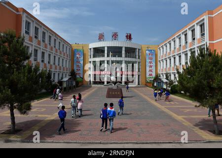 XIAOYI, 18. Mai 2016 – Schüler der Linong Primary School gehen zu den Lehrgebäuden in der Stadt Xiaoyi, nordchinesische Provinz Shanxi, 18. Mai 2016. Die Linong Primary School, im mittleren Teil des Luliang Mountains gelegen, ist ein ländliches Internat, das aus sechs lokalen Schulen zusammengeschlossen ist. Insgesamt 270 Schüler aus 38 nahe gelegenen Dörfern können eine qualifizierte Ausbildung und verbesserte Einrichtungen in der Schule genießen. ) (wx) CHINA-SHANXI-EDUCATION-RURAL INTERNAT ZhanxYan PUBLICATIONXNOTXINXCHN Xiaoyi 18. Mai 2016 Schüler der Linong Primary School gehen zu den Lehrgebäuden in Xiaoyi City North China S Stockfoto