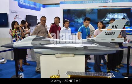 (160519) -- PEKING, 19. Mai 2016 -- Besucher schauen sich auf der 19. China Beijing International High-Tech Expo in Peking, Hauptstadt von China, 19. Mai 2016, ein Modell eines Jet-Flugzeugs an. ) (wyl) CHINA-BEIJING-HIGH-TECH EXPO (CN) LixWen PUBLICATIONxNOTxINxCHN 160519 Peking 19. Mai 2016 Besucher Schauen Sie SICH ein Modell eines Jet-Flugzeugs AUF der 19. China Beijing International High Tech EXPO in Peking Hauptstadt von China 19. Mai 2016 wyl China Beijing High Tech EXPO CN lixwen PUBLICATIONxNOTxINxCHN AN Stockfoto