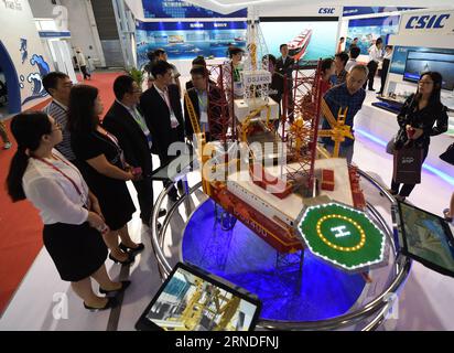 (160519) -- PEKING, 19. Mai 2016 -- Besucher schauen sich auf der 19. China Beijing International High-Tech Expo in Peking, Hauptstadt von China, 19. Mai 2016, ein Modell einer selbsttragenden Ölplattform an. ) (wyl) CHINA-BEIJING-HIGH-TECH EXPO (CN) ZhangxChenlin PUBLICATIONxNOTxINxCHN 160519 Peking 19. Mai 2016 Besucher Schauen Sie sich ein Modell einer selbsttragenden Ölplattform AUF der 19. China Beijing International High Tech EXPO in Peking Hauptstadt von China 19. Mai 2016 wyl China Beijing High Tech EXPO CN ZhangxChenlin PUICATIONxCHINxCHXTxCHINXN Stockfoto