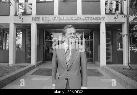 Aktuell 31 - 1 - 1974: Mann der Macht im Sommer NorwayDer Premierminister, der Außenminister und der Handelsminister sitzen hier. Normalerweise ist Knut Frydenlund Außenminister, und das ist alles. Es ist übrigens ein Vollzeitjob. Im Weihnachtsmonat Juli war er jedoch eine stark gespaltene Persönlichkeit. Er war Urlaubsersatz für den Premierminister und den Handelsminister, gleichzeitig aber auch für das Außenministerium. Eine dreifache Person. Foto: Aage Storløkken / aktuell / NTB ***FOTO NICHT VERARBEITET*** dieser Text wurde automatisch übersetzt! Stockfoto