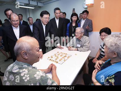 (160519) -- HONGKONG, 19. Mai 2016 -- Zhang Dejiang (4. L), Vorsitzender des Ständigen Komitees des Nationalen Volkskongresses Chinas, spricht mit älteren Menschen, während er den Sheng Kung Hui Tseung Kwan O Aged Care Complex inspiziert, um ältere Menschen zu sehen, in der Sonderverwaltungsregion Hongkong, Südchina, 19. Mai 2016. Zhang unternahm vom 17. Bis 19. Mai eine Besichtigungstour in Hongkong. ) (Cxy) CHINA-HONG KONG-ZHANG DEJIANG-INSPECTION (CN) PangxXinglei PUBLICATIONxNOTxINxCHN 160519 Hong KONG 19. Mai 2016 Zhang Dejiang 4. L Vorsitzender des Thing Committee of China S National Celebrities S Congress spricht mit dem Stockfoto