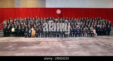 (160519) -- HONGKONG, 19. Mai 2016 -- Zhang Dejiang (C-Front), Vorsitzender des Ständigen Ausschusses des Nationalen Volkskongresses Chinas, lässt am 19. Mai 2016 ein Gruppenfoto mit Vertretern verschiedener Lebensbereiche im Hauptquartier der Sonderverwaltungsregion Hongkong in Hongkong, Südchina, aufnehmen. ) (Cxy) CHINA-HONG KONG-ZHANG DEJIANG-MEETING (CN) LiuxWeibing PUBLICATIONxNOTxINxCHN 160519 Hong KONG 19. Mai 2016 Zhang Dejiang C Front Vorsitzender des Thing Committee of China S National Celebrities S Congress hat ein Gruppenfoto mit Vertretern aus verschiedenen Bereichen von L aufgenommen Stockfoto