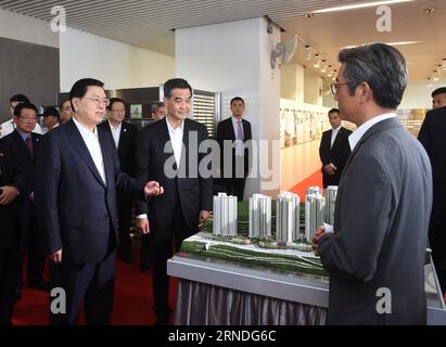 (160519) -- HONG KONG, 19. Mai 2016 -- Zhang Dejiang (1. L, Front), Vorsitzender des Ständigen Ausschusses des Nationalen Volkskongresses Chinas, inspiziert Tat Estate, ein neu errichtetes öffentliches Mietwohnungsgut, in der Sonderverwaltungsregion Hongkong, Südchina, 19. Mai 2016. Zhang unternahm vom 17. Bis 19. Mai eine Besichtigungstour in Hongkong. ) (Cxy) CHINA-HONG KONG-ZHANG DEJIANG-INSPECTION (CN) LiuxWeibing PUBLICATIONxNOTxINxCHN 160519 Hong KONG 19. Mai 2016 Zhang Dejiang 1st l Front Vorsitzender des Thing Committee of China S National Prominents S Congress inspiziert AUF Tat Estate A neu gebaut Stockfoto