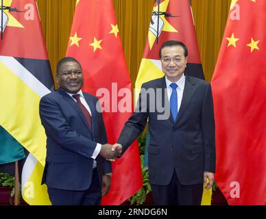 (160519) -- PEKING, 19. Mai 2016 -- der chinesische Ministerpräsident Li Keqiang (R) trifft sich mit dem mosambikanischen Präsidenten Filipe Jacinto Nyusi in Peking, der Hauptstadt Chinas, am 19. Mai 2016.) (Cxy) CHINA-BEIJING-LI KEQIANG-MOZAMBICAN PRESIDENT-MEETING (CN) WangxYe PUBLICATIONxNOTxINxCHN 160519 Peking 19. Mai 2016 der chinesische Premierminister Keqiang r trifft sich mit dem mosambikanischen Präsidenten Filipe Jacinto Nyusi in Peking Hauptstadt Chinas 19. Mai 2016 Cxy China verließ Keqiang der mosambikanische Präsident beim Treffen CN WangXICATIONNCHUxBLNNN Stockfoto