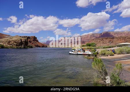 Gruppenabfahrt von Lees Ferry Launch auf einer Floßfahrt auf dem Colorado River Stockfoto