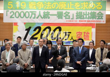 (160520) -- TOKIO, 19. Mai 2016 -- der Vorsitzende der Demokratischen Partei Japans, Katsuya Okada (5. L, Front), Kazuo Shii (4. L, Front), Vorsitzender der Kommunistischen Partei Japans, und der Vorsitzende der Sozialdemokratischen Partei Japans, Tadatomo Yoshida (3. L, Front), nahmen am 19. Mai 2016 an einer Kundgebung in Tokio, der Hauptstadt Japans, Teil. Japans Bürgergruppen veranstalteten hier am Donnerstag eine Kundgebung und legten 12 Millionen Unterschriften vor, in denen die Aufhebung eines umstrittenen Sicherheitsgesetzes durch Oppositionsparteien gefordert wurde. ) JAPAN-TOKIO-CITIC-GRUPPEN-12 MLN SIGNATUREN-SICHERHEIT GESETZESWIDRIG-ÜBERMITTELN MAXPING PUBLICATIONXNOTXINXCHN Stockfoto