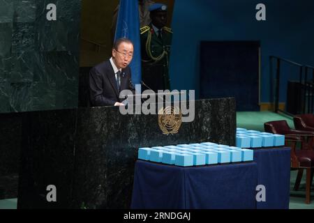 (160519) -- VEREINTEN NATIONEN, 19. Mai 2016 -- UN-Generalsekretär Ban Ki-moon spricht anlässlich des Internationalen Tages der Friedenssicherungskräfte am 19. Mai 2016 im Hauptquartier der Vereinten Nationen in New York (USA) eine Zeremonie an, bei der die Dag-Hammarskjold-Medaille posthum an die Friedenssicherungskräfte verliehen wird, die im vergangenen Jahr ihr Leben verloren haben. Die Vereinten Nationen ehrten am Donnerstag gefallene UN-Friedenstruppen, die während ihres Dienstes unter der Flagge der Vereinten Nationen ihr Leben verloren. ) UN-INTERNATIONALER TAG DER UN-FRIEDENSSICHERUNGSEINSÄTZE LixMuzi PUBLICATIONxNOTxINxCHN 160519 19. Mai 2016 VN-Sekretär Stockfoto