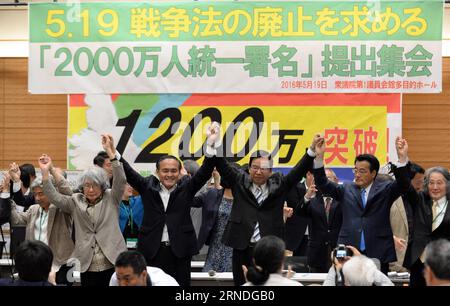(160520) -- TOKIO, 19. Mai 2016 -- der Vorsitzende der Demokratischen Partei Japans, Katsuya Okada (2. R, Front), Kazuo Shii (3. R, Front), Vorsitzender der Kommunistischen Partei Japans, und der Vorsitzende der Sozialdemokratischen Partei Japans, Tadatomo Yoshida (4. R, Front), nahmen am 19. Mai 2016 an einer Kundgebung in Tokio, der Hauptstadt Japans, Teil. Japans Bürgergruppen veranstalteten hier am Donnerstag eine Kundgebung und legten 12 Millionen Unterschriften vor, in denen die Aufhebung eines umstrittenen Sicherheitsgesetzes durch Oppositionsparteien gefordert wurde. ) JAPAN-TOKIO-CITIC-GRUPPEN-12 MLN SIGNATUREN-SICHERHEIT GESETZESWIDRIG-ÜBERMITTELN MAXPING PUBLICATIONXNOTXINXCHN Stockfoto