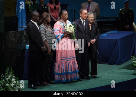 (160519) -- VEREINTEN NATIONEN, 19. Mai 2016 -- UN-Generalsekretär Ban Ki-moon (2. R) und seine Frau Yoo Soon-taek (1. R) posieren für ein Foto mit der Familie von Kapitän Diagne anlässlich des Internationalen Tages der Friedenssicherungskräfte der Vereinten Nationen im Hauptquartier der Vereinten Nationen in New York, USA, 19. Mai 2016. Der verstorbene Kapitän Diagne, ein senegalesischer Offizier, rettete während des ruandischen Völkermords 1994 hunderte von Leben, während er als Friedenswächter diente. Die Vereinten Nationen ehrten am Donnerstag gefallene UN-Friedenstruppen, die während ihres Dienstes unter der Flagge der Vereinten Nationen ihr Leben verloren. ) UN-INTERNATIONAL Stockfoto