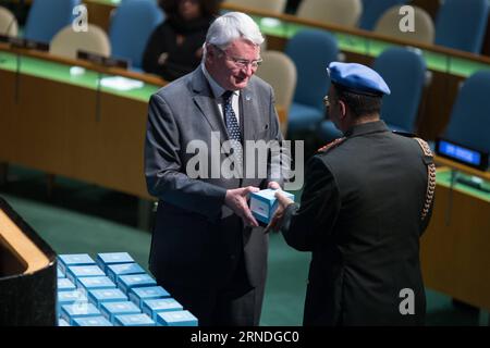 (160519) -- VEREINTEN NATIONEN, 19. Mai 2016 -- Herve Ladsous(L), Untergeneralsekretär der Vereinten Nationen für Friedenssicherungseinsätze, überreicht anlässlich des Internationalen Tages der Friedenssicherungseinsätze der Vereinten Nationen am 19. Mai 2016 im Hauptquartier der Vereinten Nationen in New York (USA) eine Dag-Hammarskjold-Medaille an einen Vertreter im Namen eines gefallenen Friedenssicherers. Die Vereinten Nationen ehrten am Donnerstag gefallene UN-Friedenstruppen, die während ihres Dienstes unter der Flagge der Vereinten Nationen ihr Leben verloren. ) UN-INTERNATIONALER TAG DER UN-FRIEDENSSICHERUNGSKRÄFTE-GEDENKFEIER LixMuzi PUBLICATIONxNOTxINxCHN 160519 19. Mai 2016 Er Stockfoto