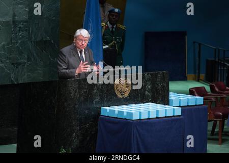 (160519) -- VEREINTEN NATIONEN, 19. Mai 2016 -- Herve Ladsous, Untergeneralsekretär der Vereinten Nationen für Friedenssicherungseinsätze, spricht eine Zeremonie an, bei der die Dag-Hammarskjold-Medaille posthum an die Friedenssicherungskräfte verliehen wird, die im vergangenen Jahr anlässlich des Internationalen Tages der Friedenssicherungskräfte der Vereinten Nationen am 19. Mai 2016 im Hauptquartier der Vereinten Nationen in New York (USA) ihr Leben verloren haben. Die Vereinten Nationen ehrten am Donnerstag gefallene UN-Friedenstruppen, die während ihres Dienstes unter der Flagge der Vereinten Nationen ihr Leben verloren. ) UN-INTERNATIONALER TAG DER UN-FRIEDENSSICHERUNGSKRÄFTE-GEDENKFEIER LIXMUZI PUBLICATIONXNOTXINXCHN 160519 U Stockfoto