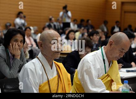 (160520) -- TOKIO, 19. Mai 2016 -- japanische buddhistische Mönche nehmen am 19. Mai 2016 an einer Kundgebung in Tokio, der Hauptstadt Japans, Teil. Japans Bürgergruppen veranstalteten hier am Donnerstag eine Kundgebung und legten 12 Millionen Unterschriften vor, in denen die Aufhebung eines umstrittenen Sicherheitsgesetzes durch Oppositionsparteien gefordert wurde. ) JAPAN-TOKIO-CITIC GROUPS-12 MLN SIGNATURES-SECURITY LAW-OPPOSING-SUBMIT MaxPing PUBLICATIONxNOTxINxCHN 160520 Tokio 19. Mai 2016 Japanische buddhistische Mönche nehmen AM 19. Mai 2016 an einer Rallye in Tokio Hauptstadt Japans Teil Stockfoto