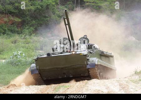 (160520) -- CARACAS, 19. Mai 2016 -- Ein Panzer bewegt sich während der Inspektion des 311-Mechanisierten Infanterie-Bataillons Simon Bolivar im Fort Tiuna, Caracas, der Hauptstadt Venezuelas, am 19. Mai 2016. Die Bolivarischen Streitkräfte Venezuelas (FANB) werden in den nächsten zwei Tagen militärische Übungen durchführen. Zurimar Campos/) (da) VENEZUELA-CARACAS-DRILL AVN PUBLICATIONxNOTxINxCHN 160520 Caracas 19. Mai 2016 ein Panzerzug während der Inspektion des 311 mechanisierten Infanteriebataillons Simon Bolivar im Tiuna Progress C durch die venezolanischen Verteidigungsminister Vladimir Padrino S Stockfoto