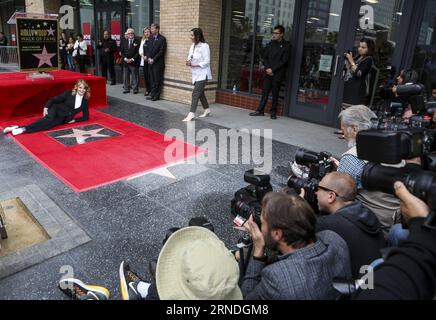 (160520) -- LOS ANGELES, 20. Mai 2016 -- Schauspielerin Deidre Hall posiert für Fotos mit ihrem Star auf dem Hollywood Walk of Fame in Hollywood, Kalifornien, USA, am 19. Mai 2016. Deidre Hall erhielt einen Star auf dem Hollywood Walk of Fame Donnerstag. Hall wird weltweit von Millionen als Dr. Marlena Evans geschätzt und war eine treibende Kraft beim Erfolg von NBC's am längsten laufenden Drehbuch-Tagesdrama Days of Our Lives. ) US-HOLLYWOOD-DEIDRE HALL-STAR ZhaoxHanrong PUBLICATIONxNOTxINxCHN 160520 Los Angeles 20. Mai 2016 Schauspielerin Deidre Hall posiert für Fotos mit ihrem Star AUF dem Hollywood Walk of Fa Stockfoto