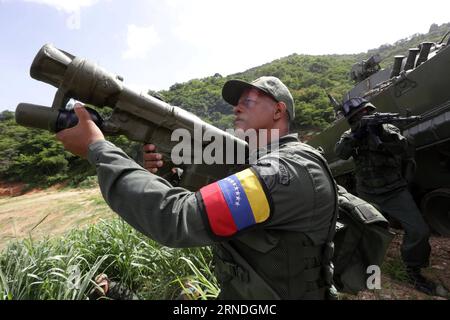 (160520) -- CARACAS, 19. Mai 2016 -- Ein Soldat nimmt an einer Trainingseinheit während der Inspektion des 311-Mechanisierten Infanterie-Bataillons Simon Bolivar im Fort Tiuna, Caracas, Hauptstadt Venezuelas, am 19. Mai 2016 Teil. Die Bolivarischen Streitkräfte Venezuelas (FANB) werden in den nächsten zwei Tagen militärische Übungen durchführen. Zurimar Campos/) (da) VENEZUELA-CARACAS-DRILL AVN PUBLICATIONxNOTxINxCHN 160520 Caracas 19. Mai 2016 ein Soldat nimmt an einer Trainingssitzung während der venezolanischen Verteidigungsminister Vladimir Padrino S Inspektion der Mechanik 311 Teil Stockfoto